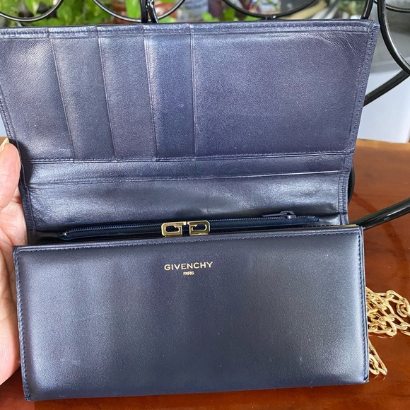 Givency Beautiful Leather Wallet with Box,Dustbag and paperwork - Picture 14 of 16